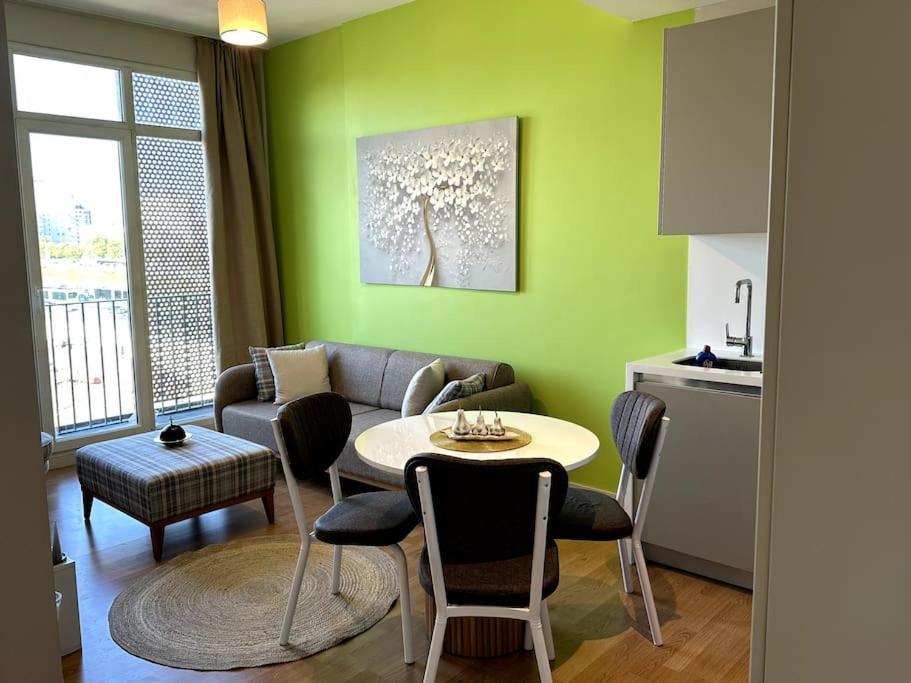 Center Luxurious *